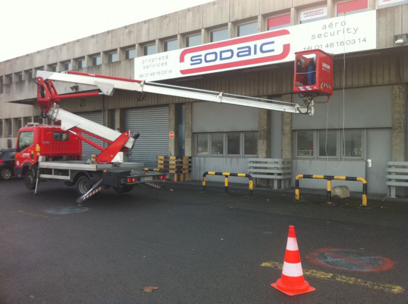 pose enseigne avec nacelle aéroport roissy charles de gaules paris