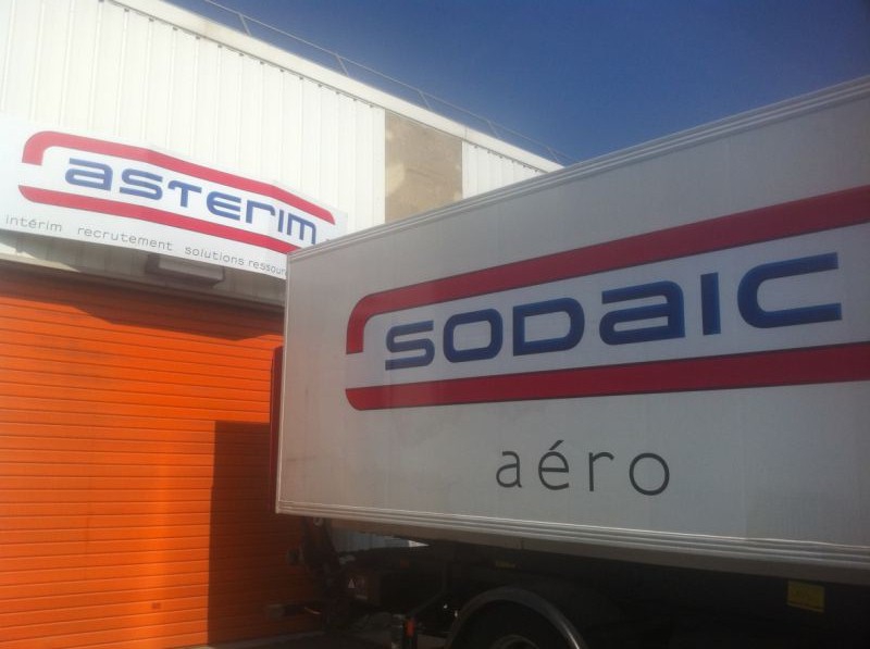 publicité véhicule poids lourds et enseigne SODAIC paris charles de gaules